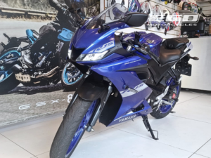 YAMAHA R15 (1)